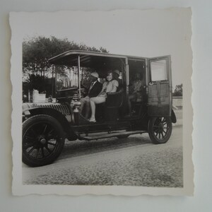 Fotografía Vintage Original . Happy Family en un coche viejo. ca.1950