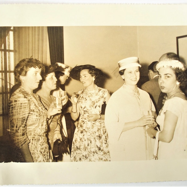 Large Original Vintage Photograph. She Looks At The Camera. Beautiful Ladies . The Congress. 1956