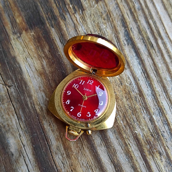 montre femme vintage Zarya/ pendentif/ rubis rouge/ cadeau dame/ montre Médaillon/ Rétro