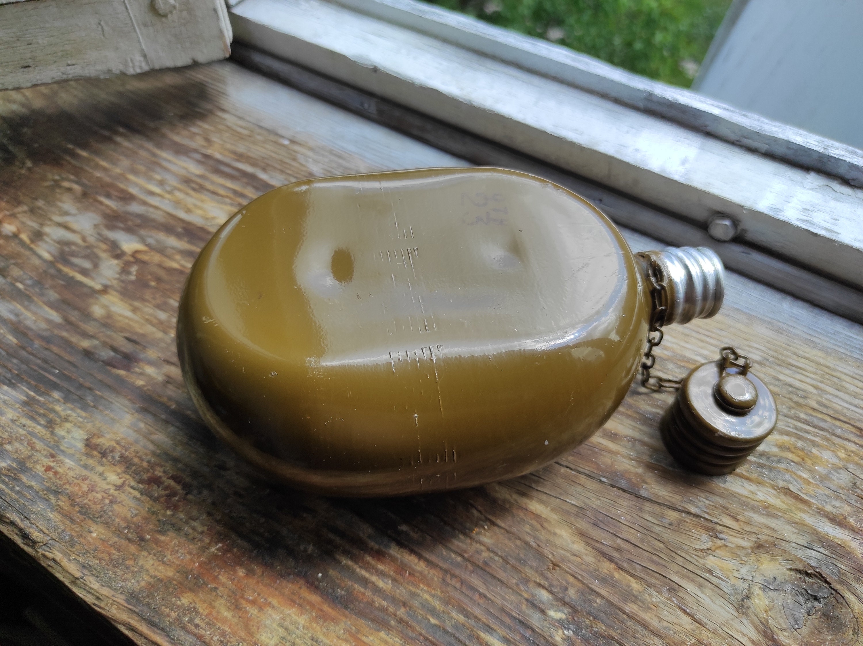 Temps de guerre bouteille d'eau russe soviet, verre brun, avec le cachet de l'usine