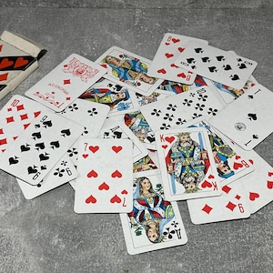 Cartas de baralho vintage. Um baralho de 36 cartas dos anos 90, colecionável, original, soviético, baralho de cartas de bolso