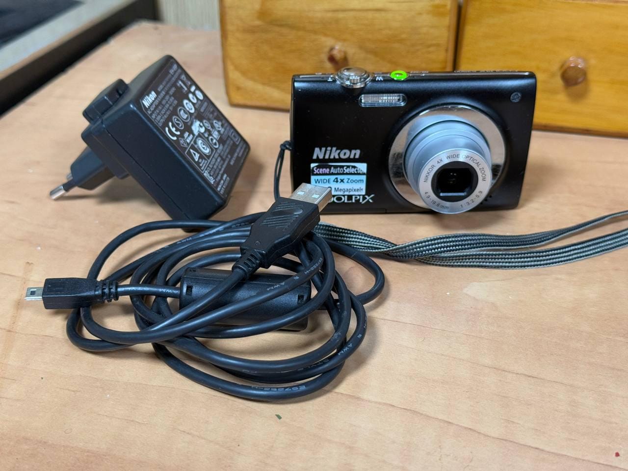 Nikon COOLPIX S2500 12.0 MP Nikkor 4x Wide Optical Zoom 4.9-19.6mm