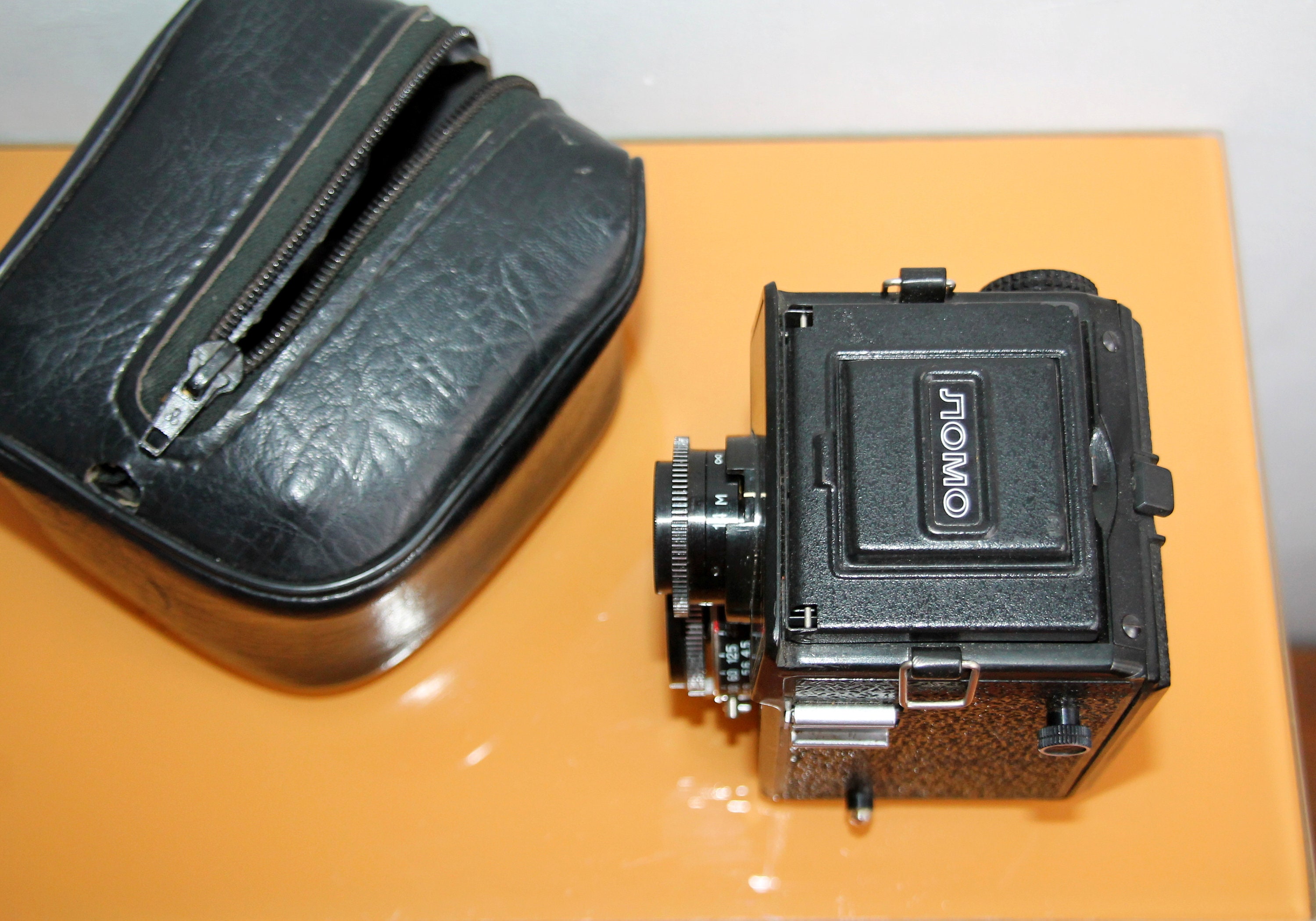ビンテージカメラ Lubitel 166 B、オリジナルケース入りの Lomo
