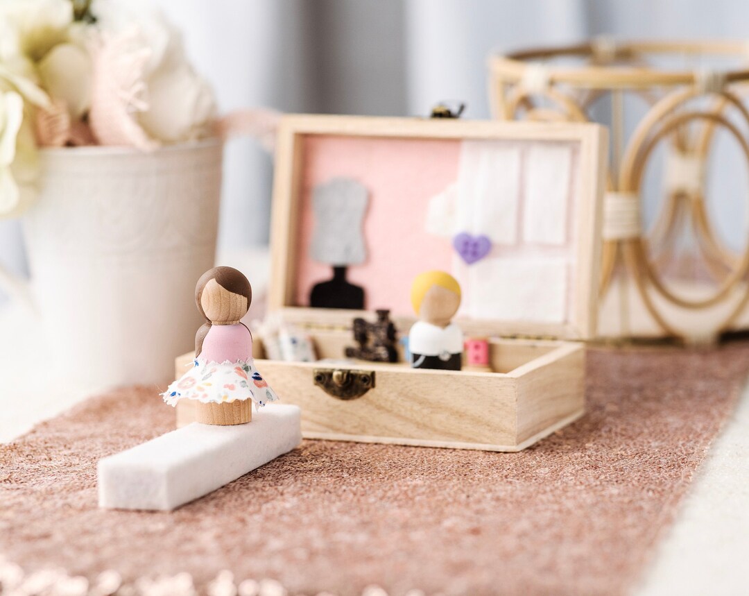 Fashion Show Peg Doll Play Set, Mini Travel Activity Set, Toy in A Box