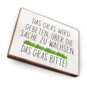Może przedstawiać: Biały drewniany znak z brązową ramką, przedstawiający zielony wzór trawy i tekst "DAS GRAS WIRD GEBETEN, ÜBER DIE SACHE ZU WACHSEN. DAS GRAS BITTE!"