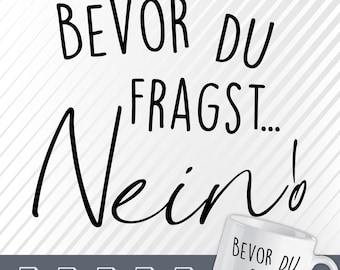 Puede incluir: Texto gráfico en blanco y negro sobre un fondo blanco que dice "BEVOR DU FRAGST... Nein!" El texto está escrito a mano. La imagen también muestra una taza blanca con el mismo texto impreso en ella.