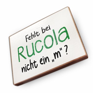Kühlschrankmagnet aus Buchenholz - Fehlt bei Rucola nicht das m - Dekoration oder als tolle Geschenkidee…