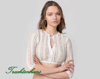 Peut inclure: Chemise en dentelle blanche avec un devant boutonné et des manches trois-quarts. La chemise a un motif floral délicat et est courte.