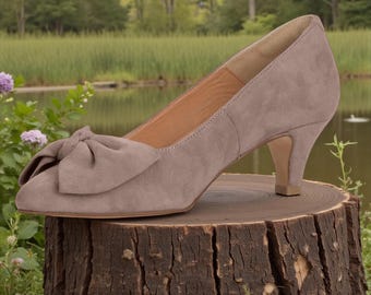 Ljusgrå traditionella pumps dam i getskinn – eleganta dirndl-pumps med hjortskinnsinsula, Oktoberfestskor, bayersk österrikisk traditionell klädsel