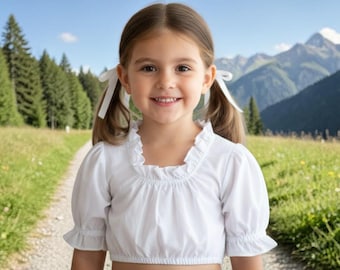 Kinderdirndlbluse weiß – Hochgeschlossene Mädchen-Dirndlbluse mit Rüschen und Stehkragen von Trachtenhans Lagerware