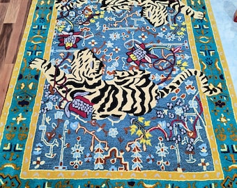 Tuftad matta med tigermotiv, maximalistisk djurmatta, kinesiskinspirerad tigermatta, iögonfallande vardagsrumsinredning