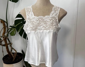 Camisola Farr West para mujer, talla M, color blanco satinado, con ribete de encaje floral, estilo vintage, fabricada en EE. UU.