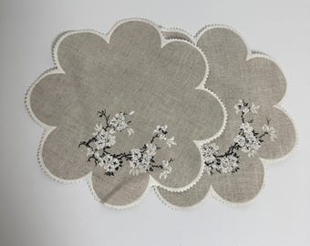 Bordstabletter i linne med broderi i vintagestil, 2 st, 9,5 cm, beige, vågig kant