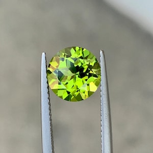 Natural peridot 9x9 mm round semiprecious gemstone in from pakistaan 3.12  cts