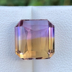 Peut inclure: Une pierre précieuse violette et jaune avec une taille rectangulaire émeraude.