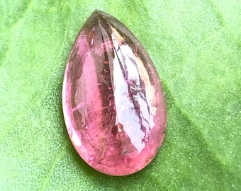 Natürlicher rosa Turmalin Cabochon Halbedelstein in Tropfenform