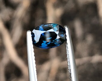 Natürlicher blaugrüner Saphir ( blau-grün ) Edelstein aus Medagaskar in ovaler Form