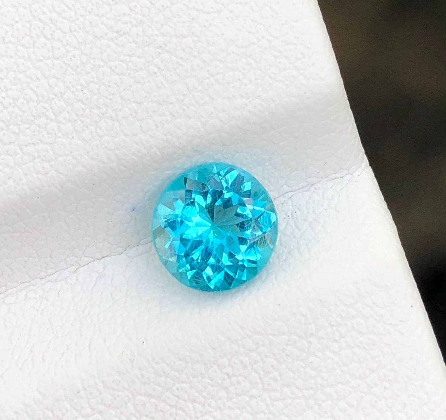 天然アパタイト（パライバトルマリンに似ている）半貴石、7 x 7 mm 