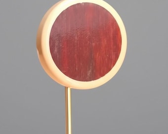 Alfinete de lapela vintage moderno de meados do século XX: design geométrico em tom dourado - detalhe circular bordô - acabamento impecável - acessório masculino clássico