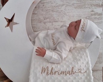Babyset personalisiert bestehend aus Strampler, Decke, Mütze und Fäustlinge für Neugeborene