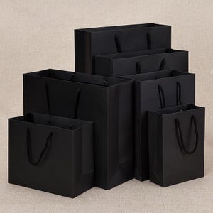 500 pezzi Logo personalizzato Sacchetti di carta neri Imballaggio in cartone Sacchetti di carta regalo Sacchetti di carta per la spesa riutilizzabili