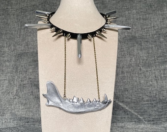Halsband mit Kiefer und Stacheln aus silbernem Kunstharz – Handgefertigter Schmuck im Stil „Dunkle Ästhetik“.