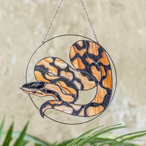 Łapacz słońca w pytonie. Wisiorek w kształcie węża. Wiszące dekoracje ścienne, witrażowe, dekoracyjne. Prezent na parapetówkę.