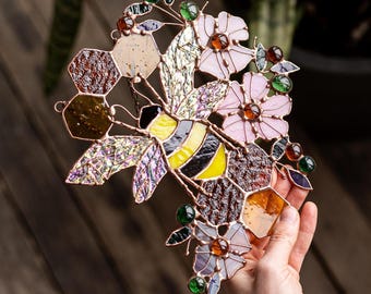 Stained Glass Bee Suncatcher with Flowers and Honeycomb – Bee Lover Gift, Window Hanging for Nature Decor, Pollinator Garden Art