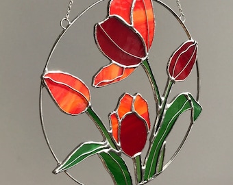 ステンドグラス風のロマンチックな赤いチューリップ｜春の花のサンキャッチャー｜窓辺の壁掛け、母の日の贈り物