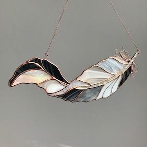 Decorazioni murali viola e grigie, piume, acchiappasole in vetro colorato, decorazioni per la casa, arte per finestre