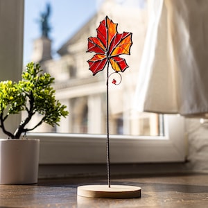 Foglia d&#39;acero in vetro colorato primaverile, supporto in acero rosso, decorazione autunnale per davanzali, regalo per la festa della mamma, decorazione per inaugurazione della casa e anniversario