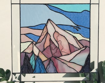 Acchiappasole con montagna rosa e blu / Quadro con paesaggio in vetro colorato / Decorazione per la casa / Pannello da appendere alla parete della finestra / Regalo unico per la nuova casa