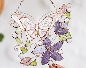 Apanhador de Sol em forma de borboleta rosa Cottagecore. Decoração de parede com vitral. Ideias de decoração para ambientes internos e externos. Ideia de presente para o Dia das Mães.