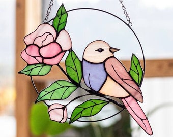 ピンクの鳥と牡丹のステンドグラスサンキャッチャー。ご自宅の