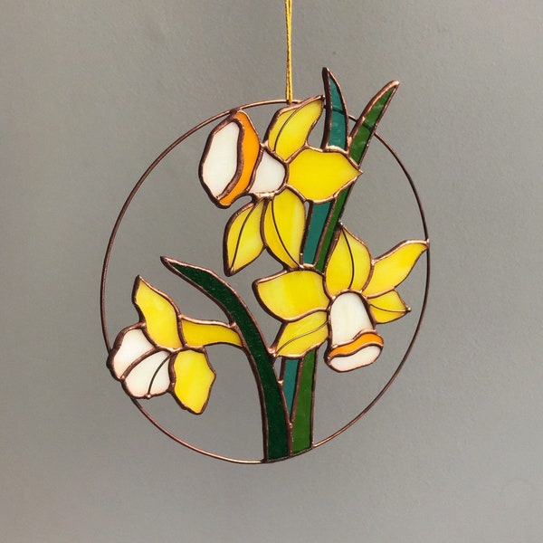 Narcisse attrape-soleil à fleurs jaunes. Suspension murale de fenêtre de jardin avec suspension de Noël en vitrail. Cadeau de maman.