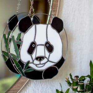 Weißer Panda Suncatcher Glasmalerei. Natur Ornament Bär. Haus. Wand Fensterbehänge Kunst Dekor Dekoration Mütter Geschenk