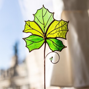 Glasmalerei-Grünahornblatt-Pflanzeneinsatz-Hausgarten-Tischständer-Dekor, Natur inspirierte Glaskunst-Bücherregal-Dekoration