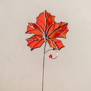 Glasmalerei-Rotahornblatt-Pflanzeneinsatz Hausgarten-Tischständer-Dekor, Natur inspirierte Glaskunst-Bücherregal-Dekor, Geschenk für Pflanzenliebhaber