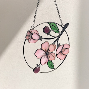 桜の花のサンキャッチャー。ステンドグラスのホームデコレーションパネルペンダント、ガーデンウィンドウの壁掛け。お母様への贈り物に。