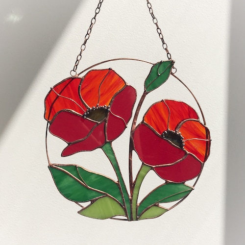 Capteur de soleil en vitrail coquelicot rouge : fleurs suspendues à la fenêtre