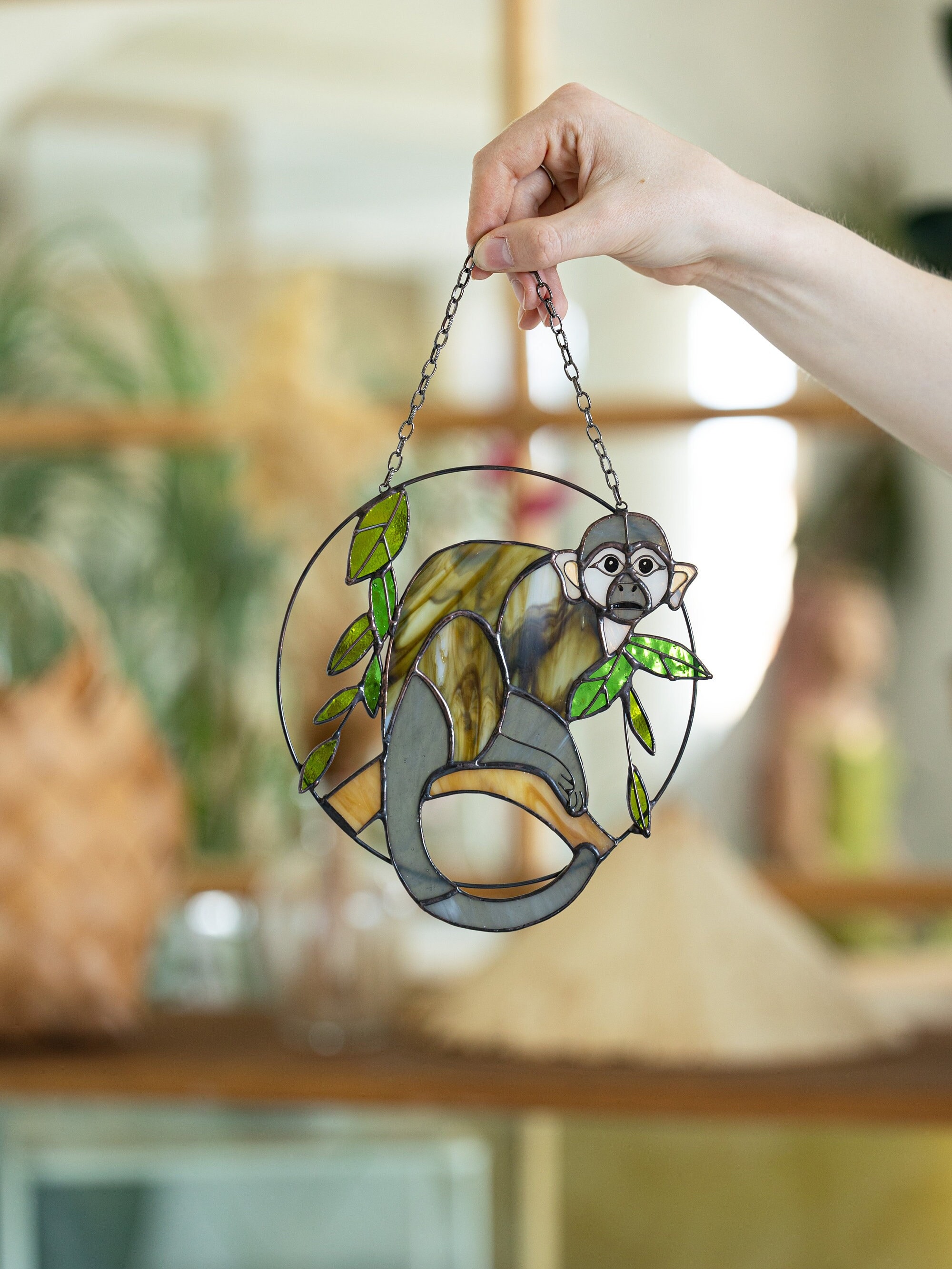 オマキザルの小さなステンドグラスの窓飾り、サンキャッチャーの壁