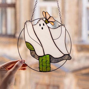 Grappige geest en cactus gotisch gebrandschilderd glas Suncatcher, Spooky Halloween-raamdecor, Witchy Fall Gift, horror muurhanger, Ghost Suncatcher