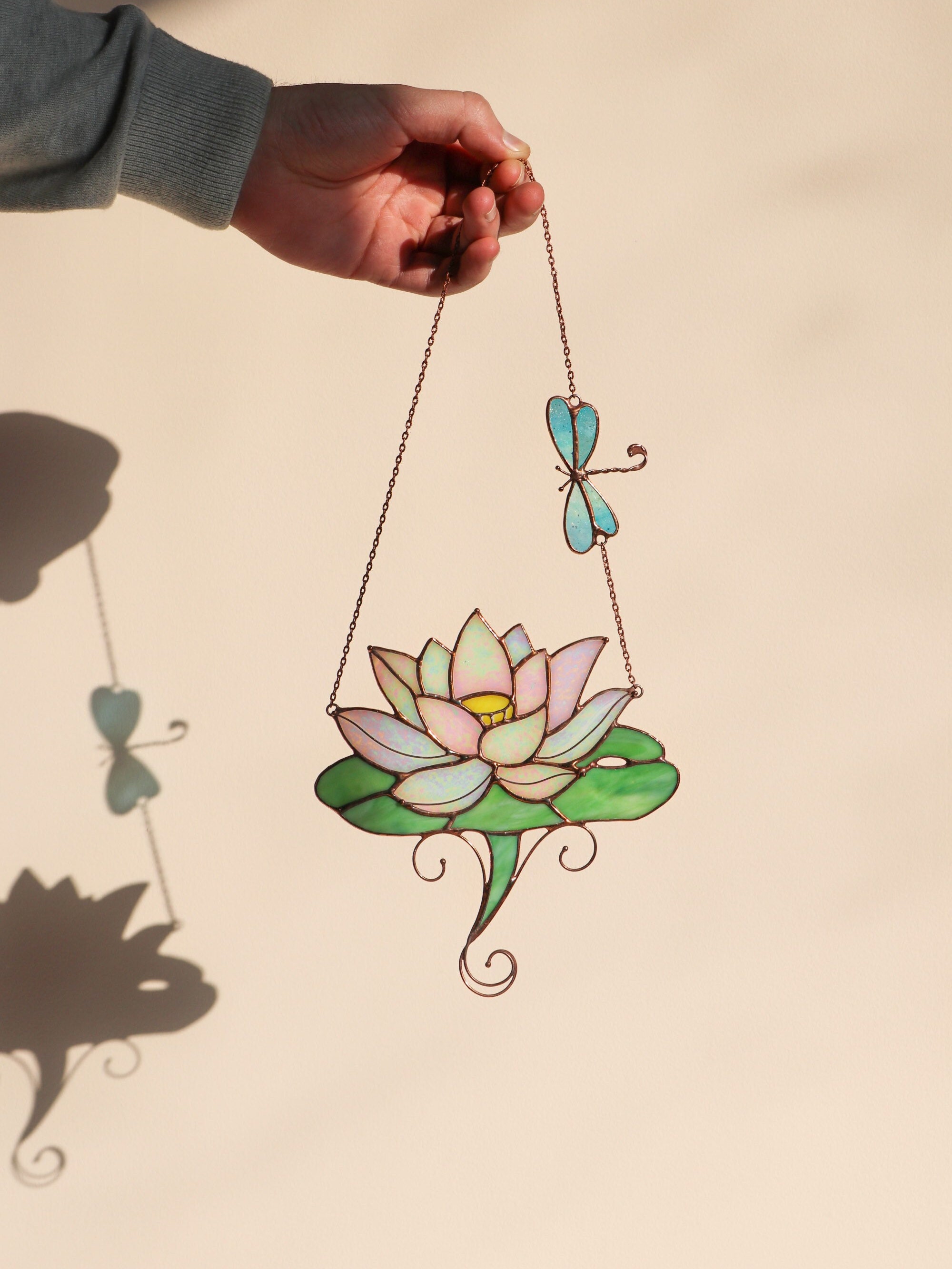 Acchiappasole in vetro colorato a forma di loto / Acchiappasole a forma di loto lunare da appendere alla finestra / Decorazione boho con fiori viola / Acchiappasole a goccia di cristallo per