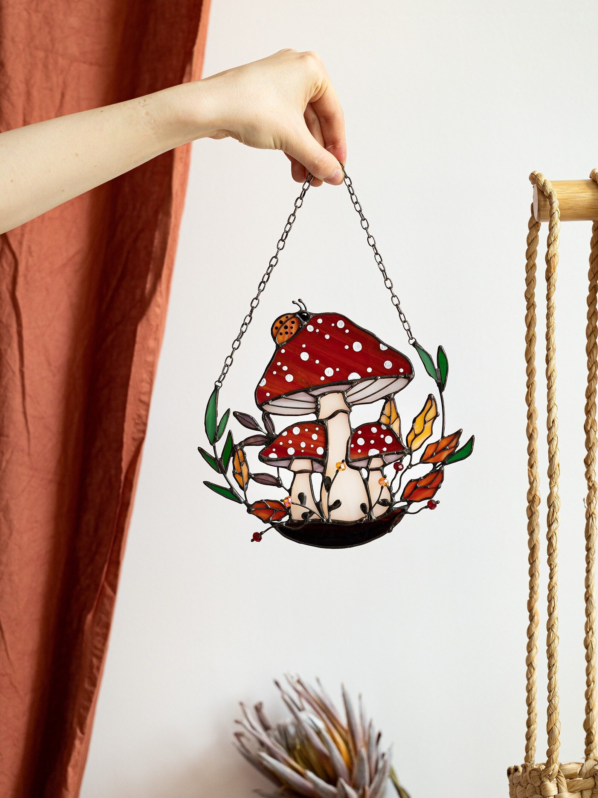 Vitral com amanita-mosca, apanhador de sol. Amanita para casa. Cogumelo-mosca, decoração de parede e janela. Presente Cottagecore.