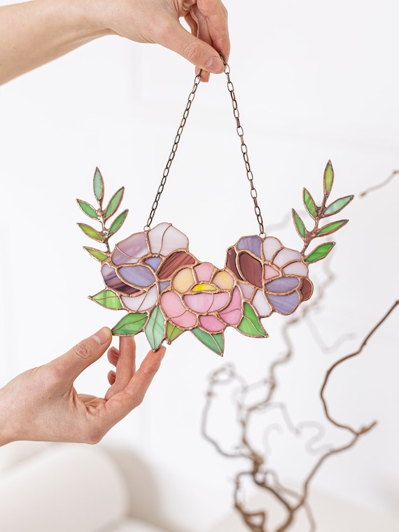 花、ラナンキュラス、ローズ、サンキャッチャー。ステンドグラス