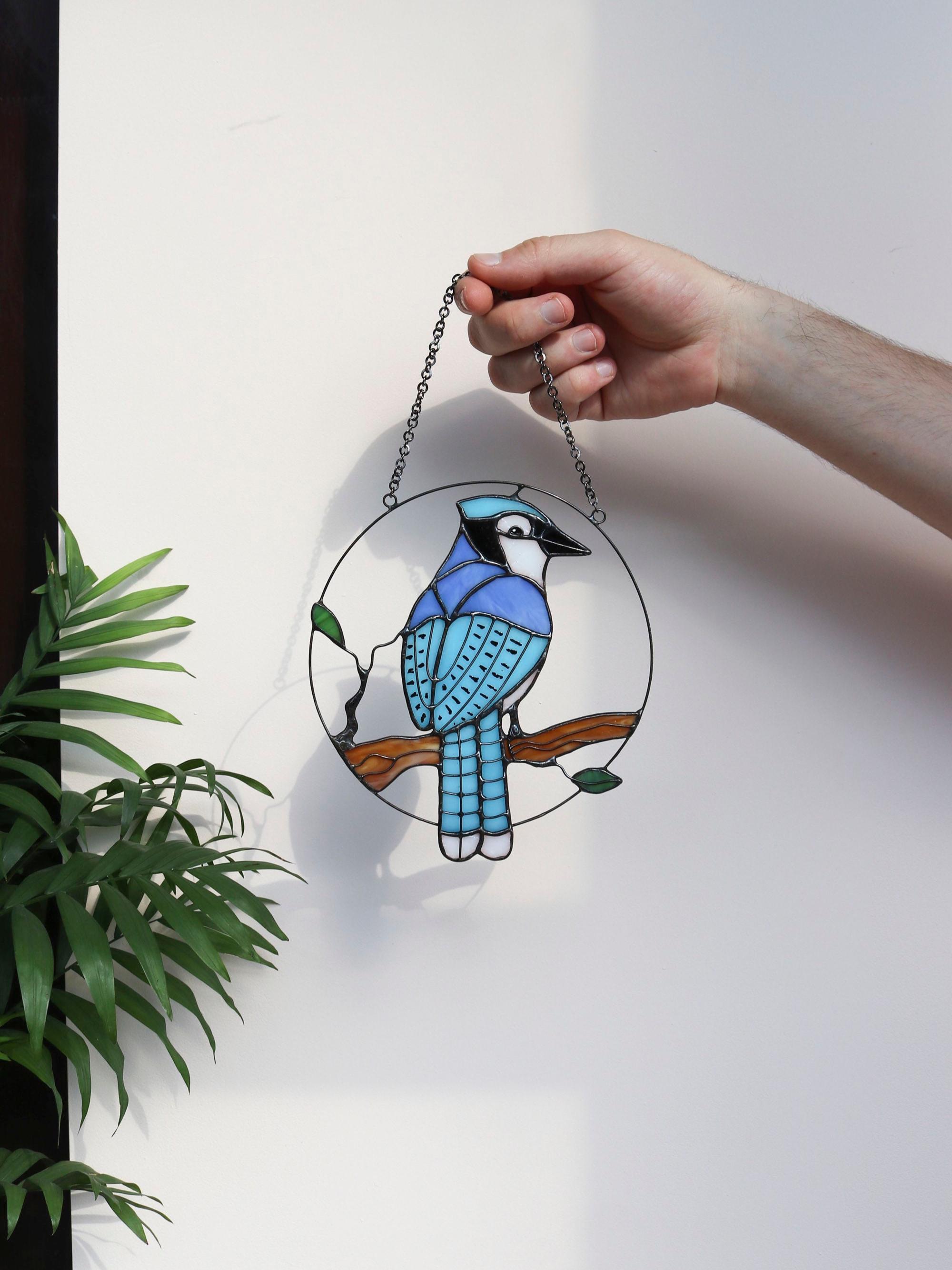 Oiseau attrape-soleil Geai bleu. Suspensions de vitrail Nature Ornement Oiseau de jardin. Pendentif panneau maison. Cadeau de grand-mère d'art déco murale