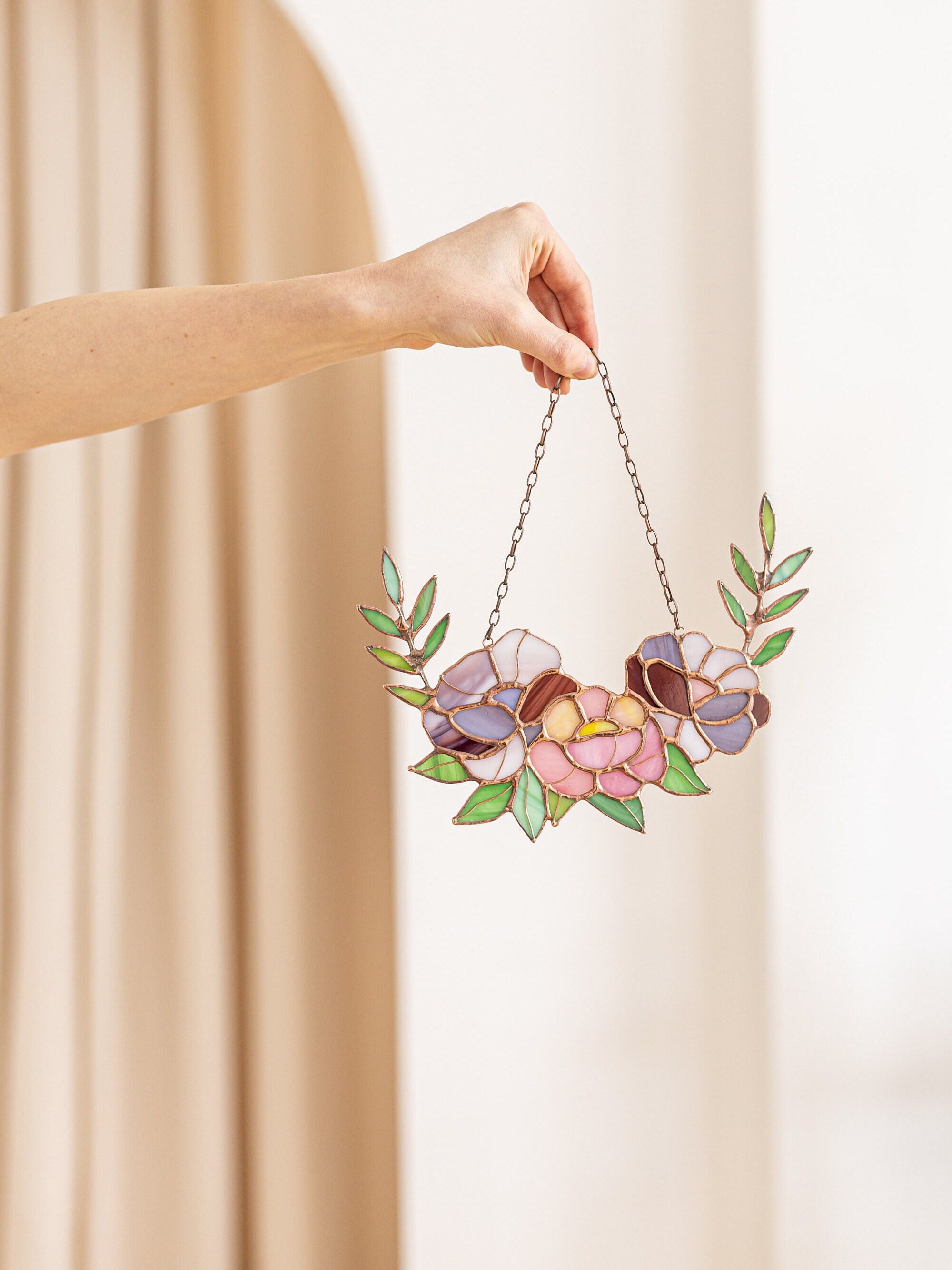 Pannello in vetro colorato con rose rosa, decorazione floreale unica da appendere alla finestra, acchiappasole in stile Tiffany, elegante regalo di compleanno o per la festa della mamma. - Italia