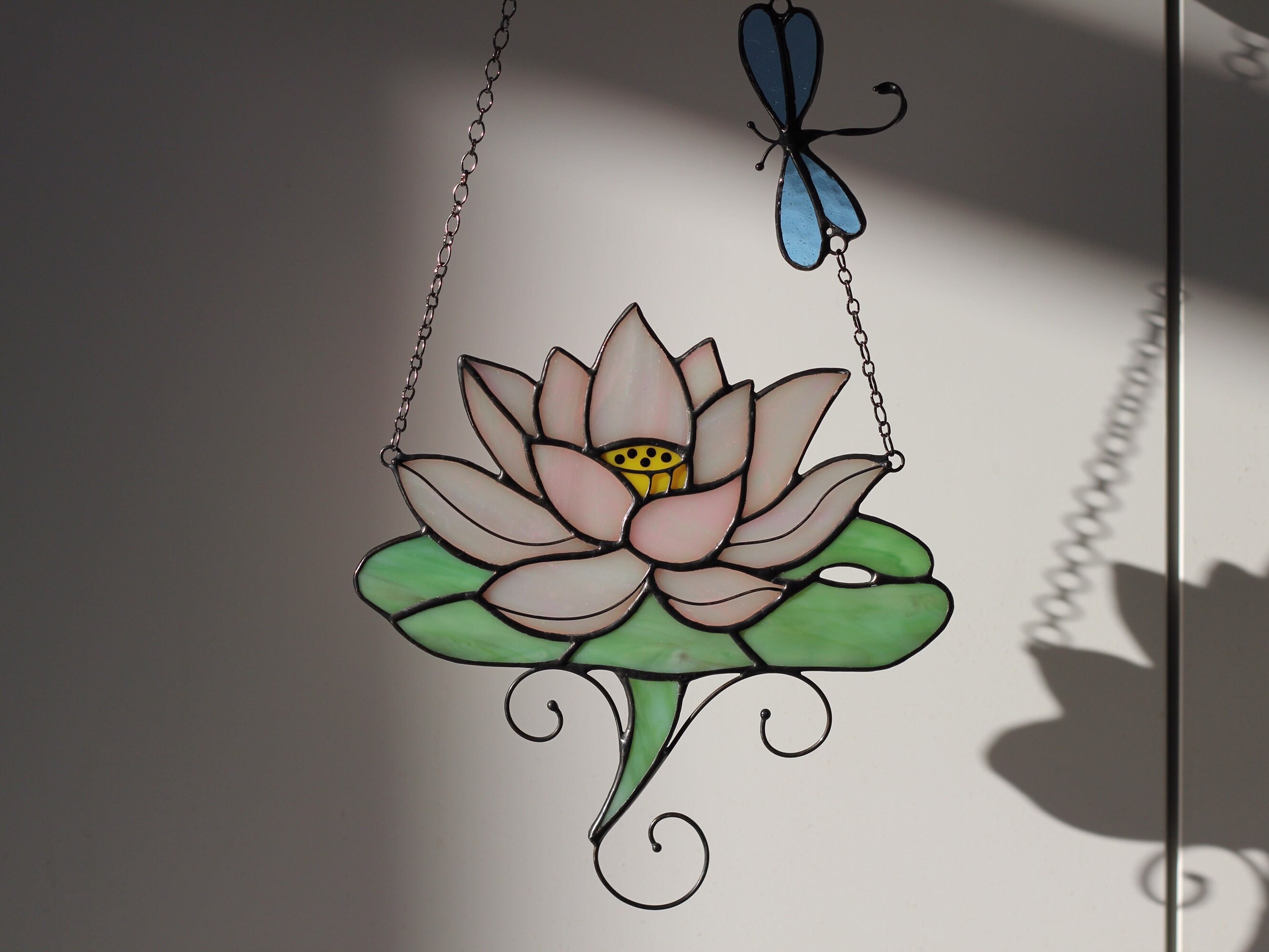 Acchiappasole in vetro colorato a forma di loto / Acchiappasole a forma di loto lunare da appendere alla finestra / Decorazione boho con fiori viola / Acchiappasole a goccia di cristallo per
