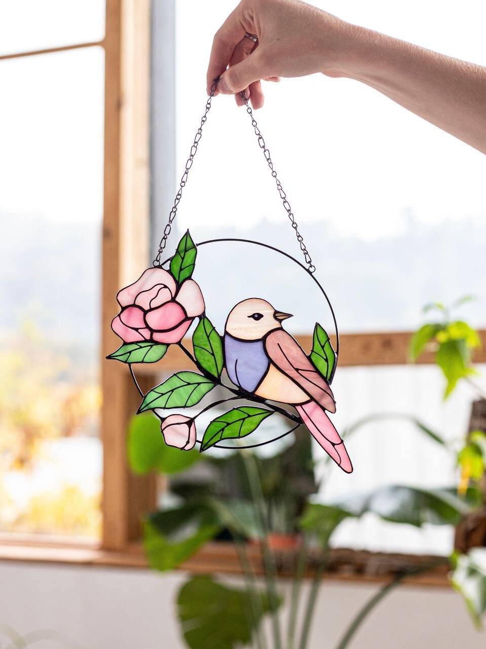 ステンドグラス　ピンク鳥とお花モチーフのサンキャッチャー ピンクの鳥と牡丹のステンドグラスサンキャッチャー。ご自宅の