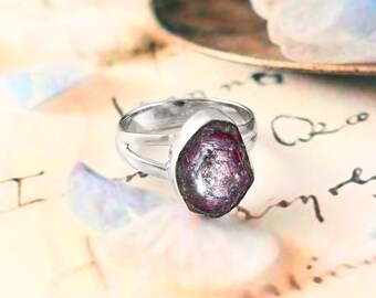 Anel com Rubi Estrela Natural / Anel com Rubi Estrela / Anel de Prata com Rubi Estrela / Anel de Prata com Gema / Anel de Prata de Lei 925 / Anel com Fatia de Rubi Estrela /